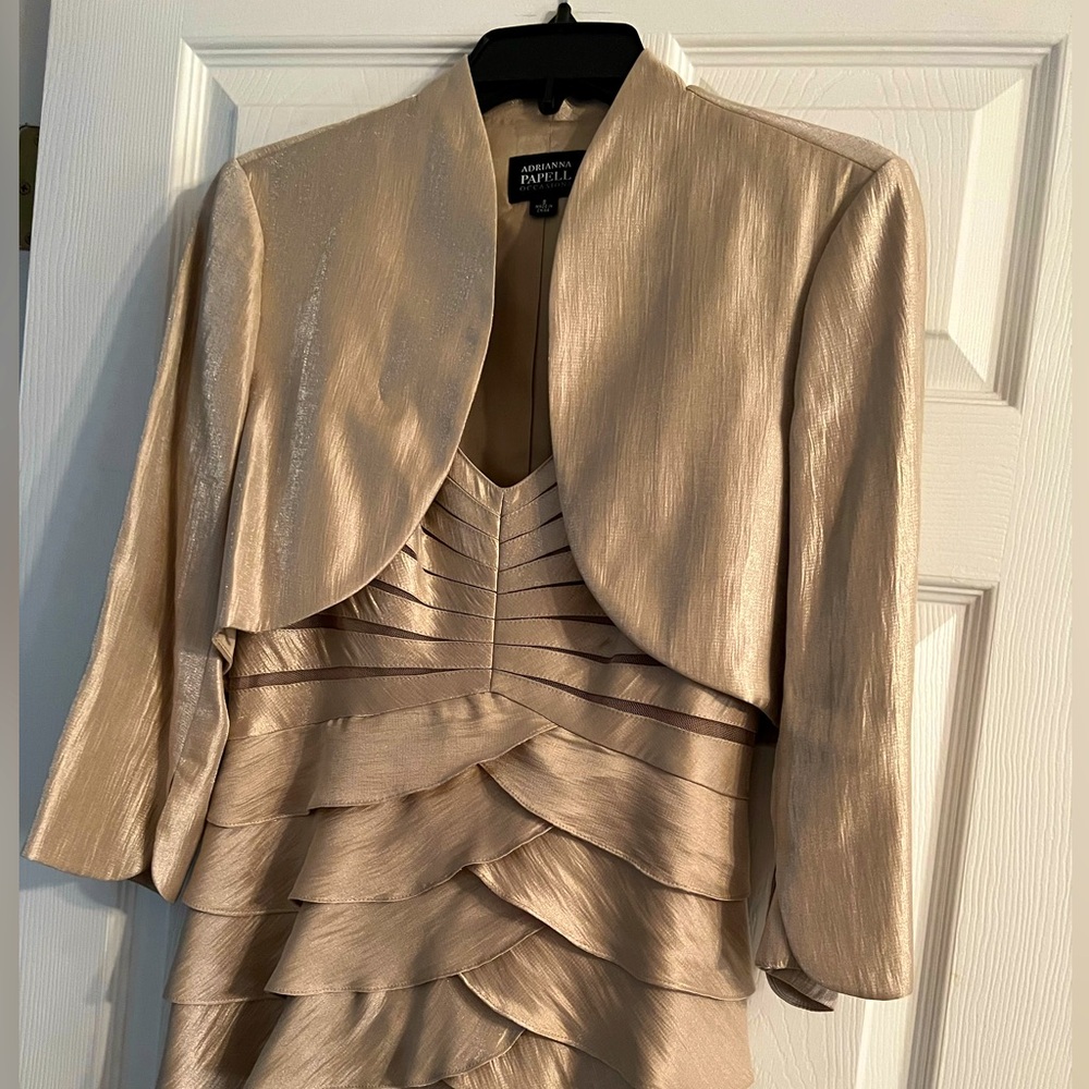 Elegant Adrianna Papell crepe layered dress & jacket. size 8. beige silver gold